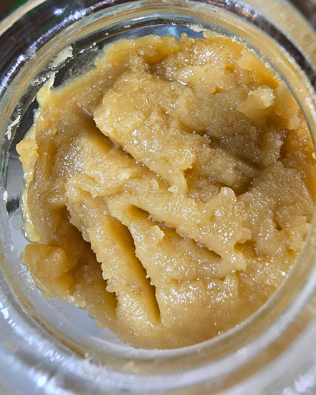 Honey Bananas 90u Cold-Cured Rosin Jar with ripe banana, honey, tropical fruit, sweet berry, earthy kush, and Mellowing effects